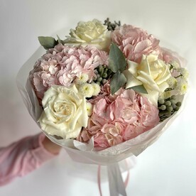 Гортензия, Роза, Бруния, Эвкалипт, Хризантема кустовая, Дизайнерская упаковка