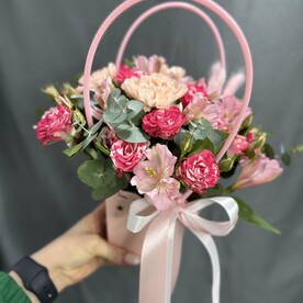 Кустовая Роза, Альстромерия, Эвкалипт, Гвоздика, Ларгус, Сумочка с ручками, Оазис