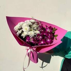 Вдохновение букет из орхидей дендробиум и хризантем