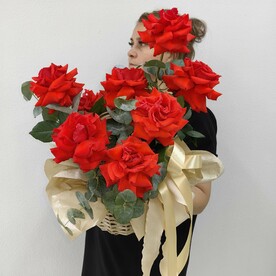 Корзина с алыми французскими розами