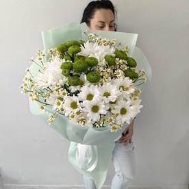 Букет из кустовых хризантем и танацетума