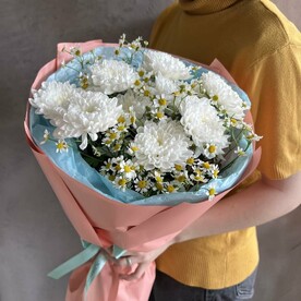 Летний стойкий букет из нежных хризантем и ромашек