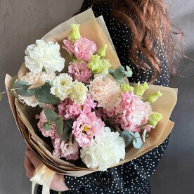Ажурный букет с лизиантусом и диантусами