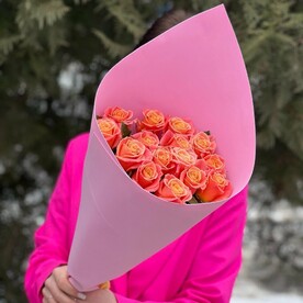15 персиковых роз в стильной упаковке