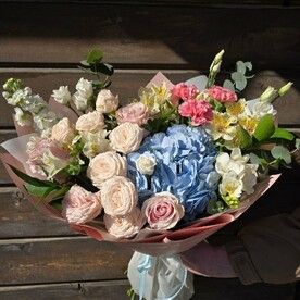 Букет с кустовыми розами и гортензией