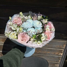 Букет с нежными розовыми розами и эустомой