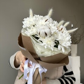 Букет из хризантем и сухоцветов