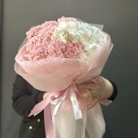 Букет с гортензией и диантусами