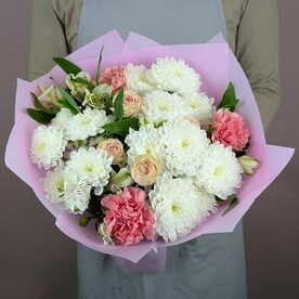 Хризантема кустовая, Альстромерия, Диантус, Зелень декоративная, Роза кустовая, Дизайнерская упаковка