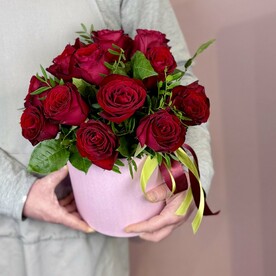 Бордовые розы в коробке