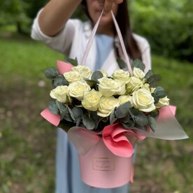 Букет-box S637 Белые + Эвкалипт