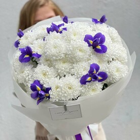 Букет "Бабочки" из белых хризантем и ирисов