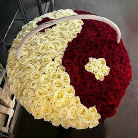 Роза белая шт, Роза красная шт, Оазис шт, шт, Корзина плетеная шт