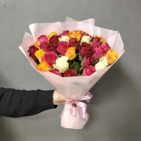 35 разноцветных роз 40 см