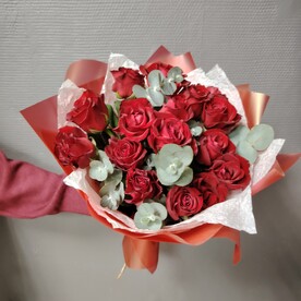 15 красных роз 40 см. С эвкалиптом