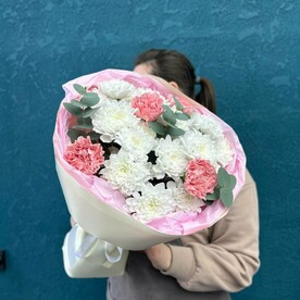 Сборный букет из хризантем и диантусов