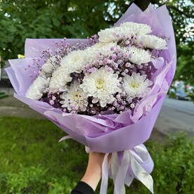 Стойкий фиолетовый букет из хризантем и гипсофилы