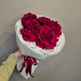 "Вишня" яркий букет из бордовых французских роз