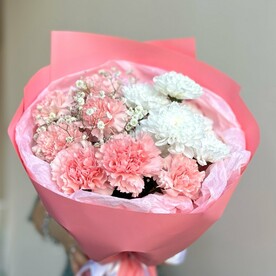 Букет из диантусов (гвоздик), гипсофилы и хризантемы