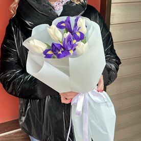 Букет из белых тюльпанов и ирисов