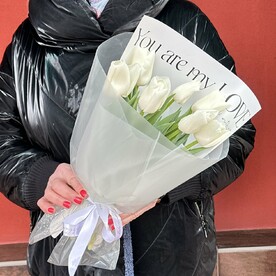 Букет с белыми тюльпанами