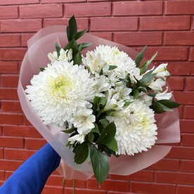 Лаконичный букет из магнума, рускуса и альстромерии