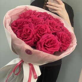 Французские малиновые розы