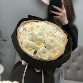 15 кремовых эквадорских роз
