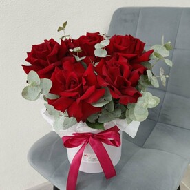 Коробка из французских роз и эвкалипта