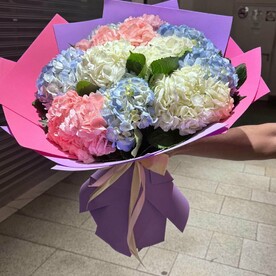 Букет из 13 гортензий микс 💐 большой нежный букет в упаковке из фоамирана