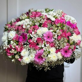 Авторская корзина с цветами 💐 герберы, пионовидной розы, хризантемы и гипсофила