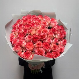 55 роз Джумилия в серой упаковке 💕 стильный розовый букет 70 см