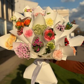 Дофаминовый букет 🎨 яркий микс цветов в дизайнерской упаковке