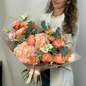 Яркий премиальный букет с пионовидной розой Кахала и гортензией