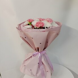 Нежный букет с хризантемой и динтусами