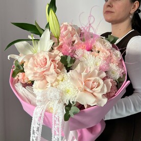 Букет сборный из роз хризантем и лилий
