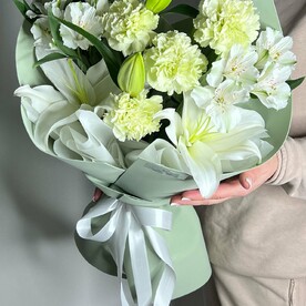 Сочный микс из лилий и диантусов