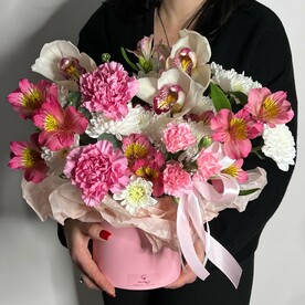 Коробка с орхидеями и диантусами