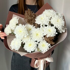 Милый комплимент из хризантемы с сухоцветами