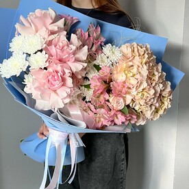 Авторский букет с невероятной гортензией и французкими розами