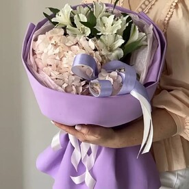 Авторский букет с гортензией и альстромерией