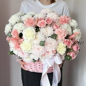 Цветочная корзина из хризантем и роз