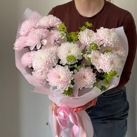 Нежный комплимент со стойкой хризантемой
