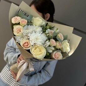 Нежные розы, альстромерии и хризантемы