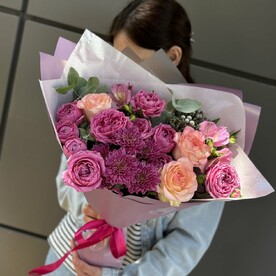 Малиновые розы, хризантемы, альстромерии