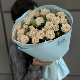 Монобукет из кустовых белых роз
