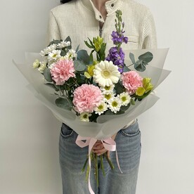Маттиола, Эвкалипт, Диантус, Альстромерия, Сантини, Гербера, Дизайнерская упаковка, Транспортировочная упаковка