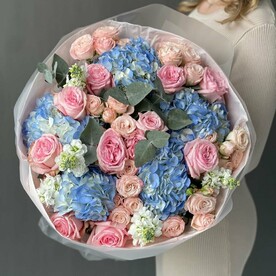 Шикарный авторский букет с ароматной маттиолой, гортензиями и кустовыми розами