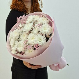 Букет с хризантемой и гипсофилой