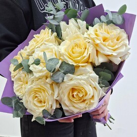 Белые розы с эвкалиптом пышный букет
